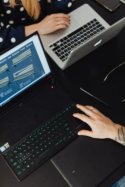 Un bureau contemporain et lumineux avec des ordinateurs et une tasse posée sur un bureau.