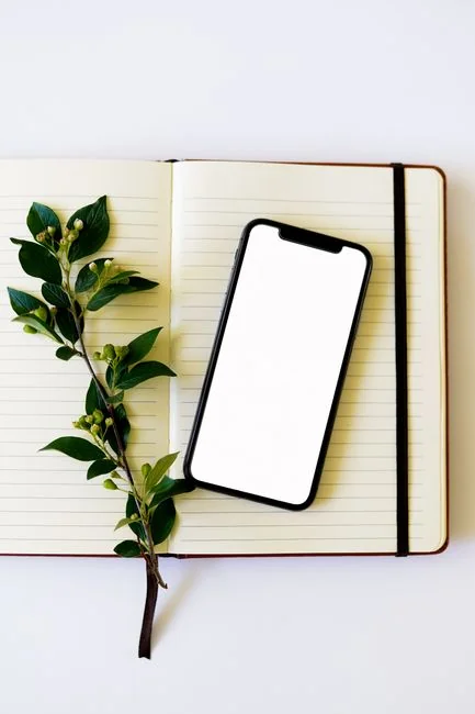 Un espace de travail élégant avec un ordinateur portable et des écrans affichant un logiciel de design.